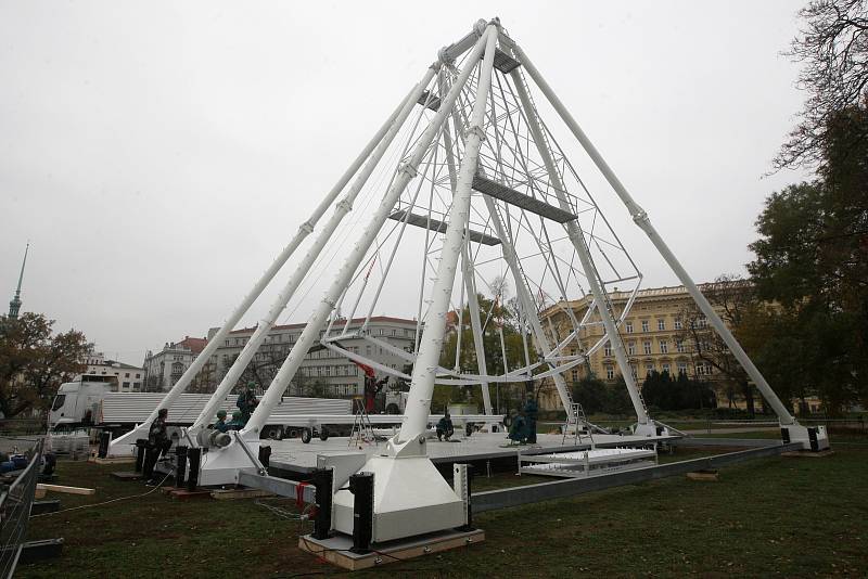 Na Moravském náměstí v Brně začali se stavbou ruského kola. Pohled na Brno nabídne od 23. 11.