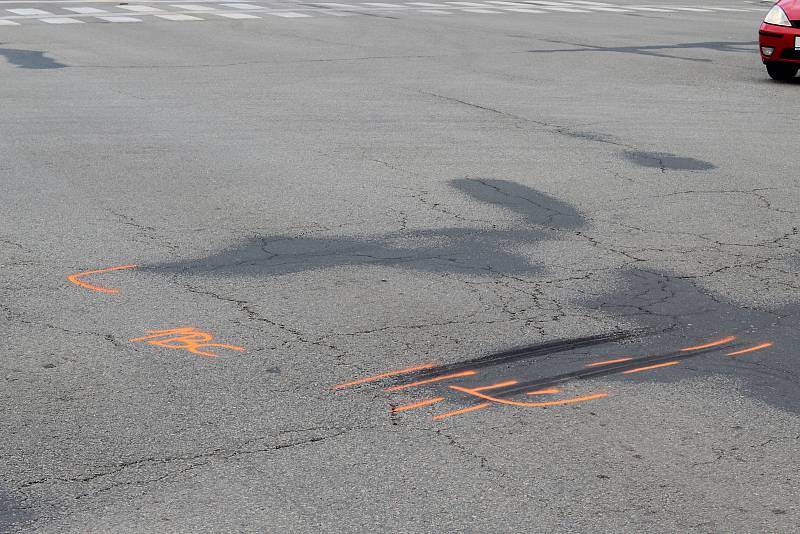 Osobní auto se srazilo v pátek odpoledne v brněnské Novolíšeňské ulici s autobusem. Zranili se čtyři lidé.