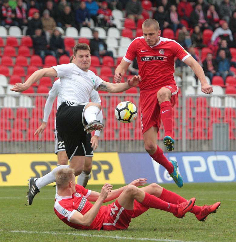 Fotbalisté Zbrojovky Brno (v červeném) uhráli s Karvinou jen bezbrankovou remízu.