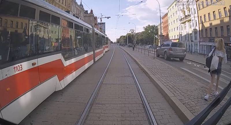 Svůj život riskovala mladá chodkyně, která v pátek přecházela přes tramvajové koleje na zastávce Antonínská v centru Brna.