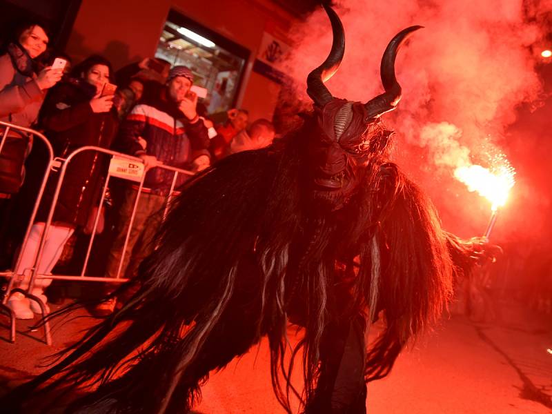 Křik dětí, řinčení zvonců a chlupaté postavy s hrozivými maskami a rohy. Židlochovicemi na Brněnsku se v sobotu večer proháněla osmdesátka rakouských čertů, takzvaných krampusů.