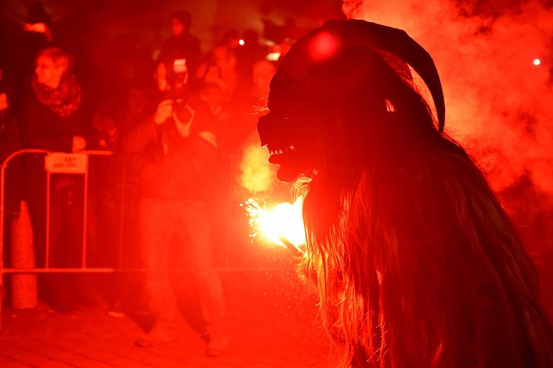 Křik dětí, řinčení zvonců a chlupaté postavy s hrozivými maskami a rohy. Židlochovicemi na Brněnsku se v sobotu večer proháněla osmdesátka rakouských čertů, takzvaných krampusů.