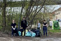 V sobotu vyrazila skupina lidí z Happy Nature sbírat odpad v okolí uzavřeného mostu v Maloměřicích.