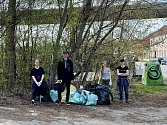 V sobotu vyrazila skupina lidí z Happy Nature sbírat odpad v okolí uzavřeného mostu v Maloměřicích.
