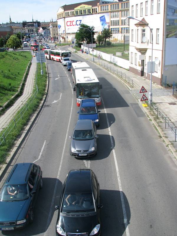 Kvůli opravě kolejí na měsíc uzavřela část brněnské ulice Dornych mezi Plotní ulicí a Zvonařkou. Zmatení byli jak někteří řidiči, tak řada cestujících v městské hromadné dopravě.