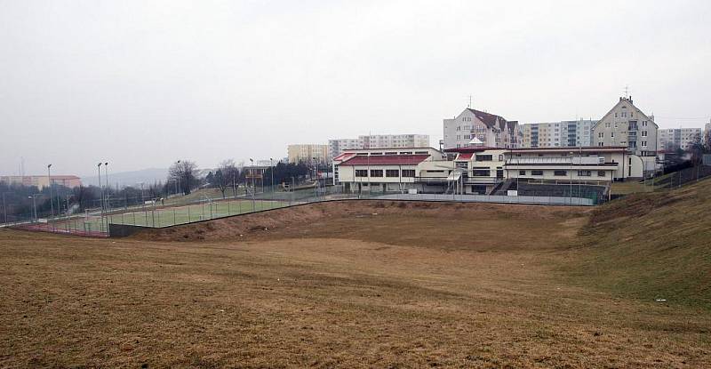 MÍSTO PRO KOSTEL. Salesiánské středisko pro mládež je už hotové. Tělocvičnu a oratoř doplnila loni sportovní hřiště. V budoucnu tam vznikne i kostel pro tři sta padesát věřících. Stát bude v místě dnešního škvárového hřiště. Věřící ze sídliště už nebudou 