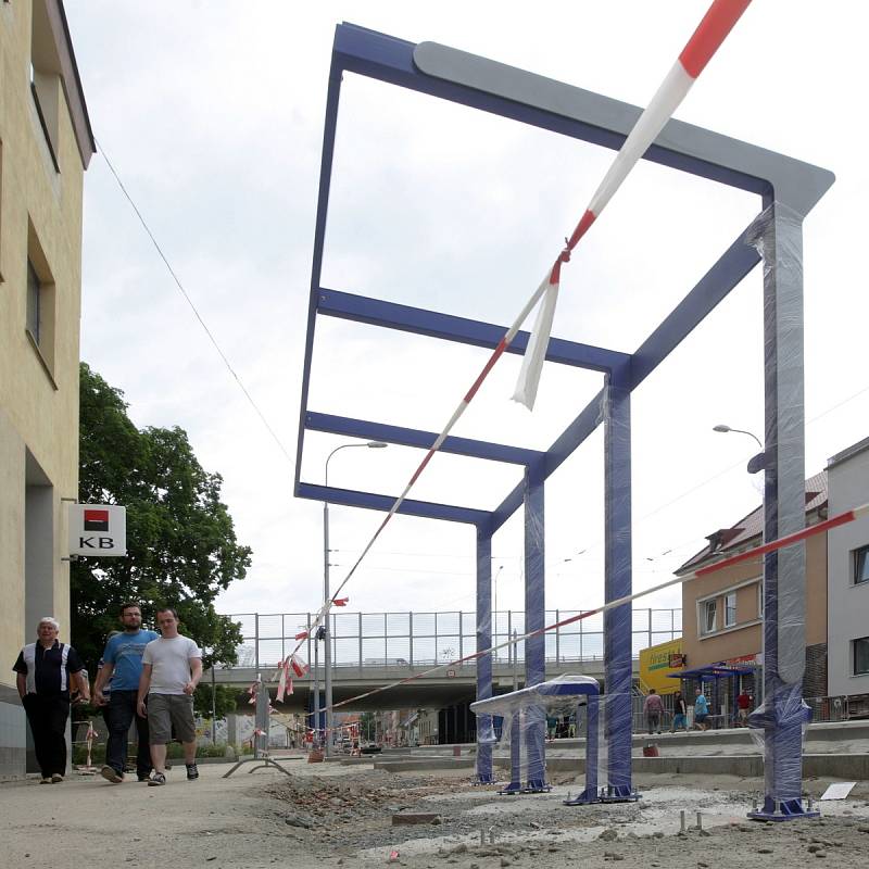 Ke kolejím zády, k úřadu tváří. Takto se posadí čekající lidé na budoucí zastávce Mozolky v Horově ulici. Neobvykle umístěná stavba před žabovřeskou radnicí poutá pozornost lidí.