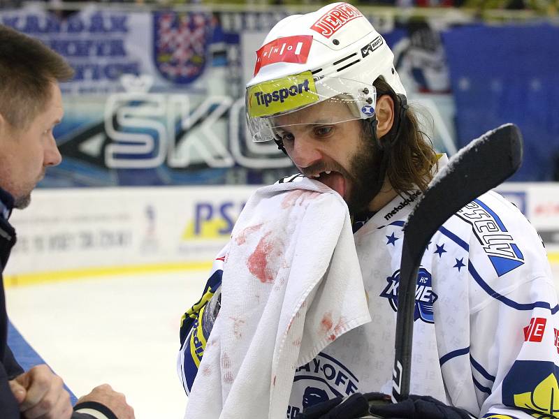 Přeházeli sestavu, na pomoc se vrátil Michal Kempný. A hokejisté brněnské Komety si díky tomu odložili konec sezony.