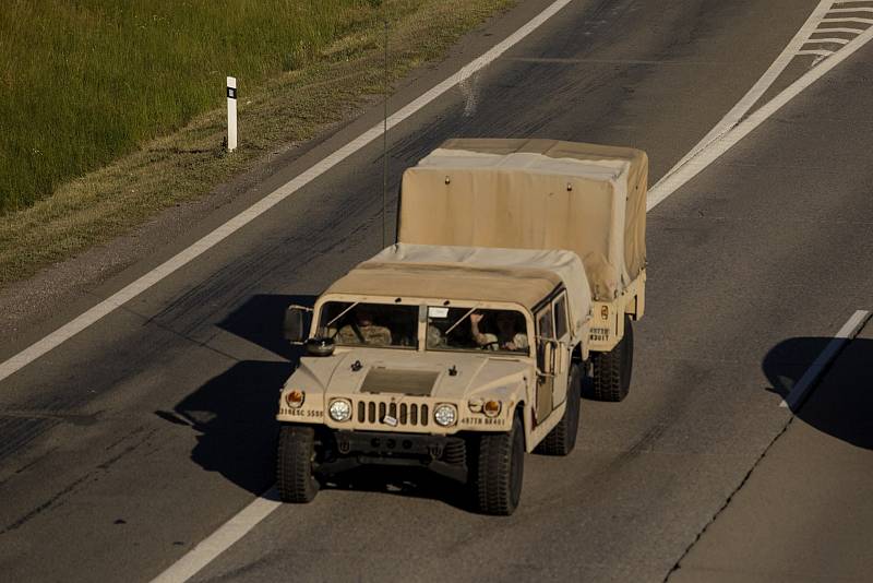 Desítky vozů americký armády projely ve čtvrtek ráno po dálnicích D1 a D2 jižní Moravou. Mířily na cvičení Nobe Jump 2017 a Saber Guardian 2017 na Balkán. 