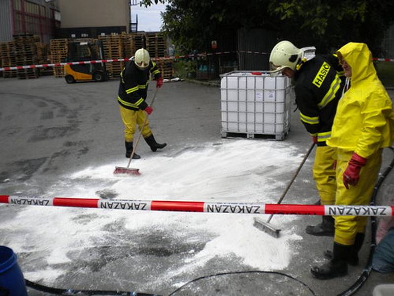 Padesát litrů kyseliny sírové vyteklo na zem ve skladišti doručovací firmy v Pohořelicích.