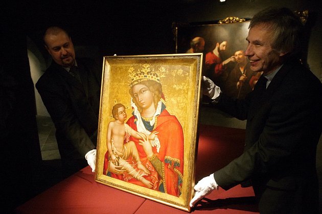Středověký obraz Madony z Veveří je od pondělí chloubou brněnského Diecézního muzea. Po osmdesáti letech se vrátil zpět svému majiteli, farnosti z Veverské Bítýšky. Ta se o jeho vlastnictví dlouhodobě přela s Národní galerií.