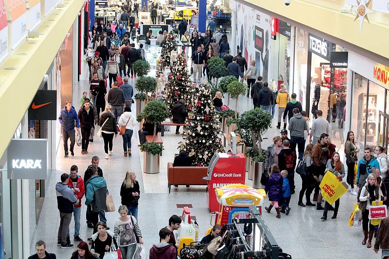 Vánoční nákupní horečka v Brně.