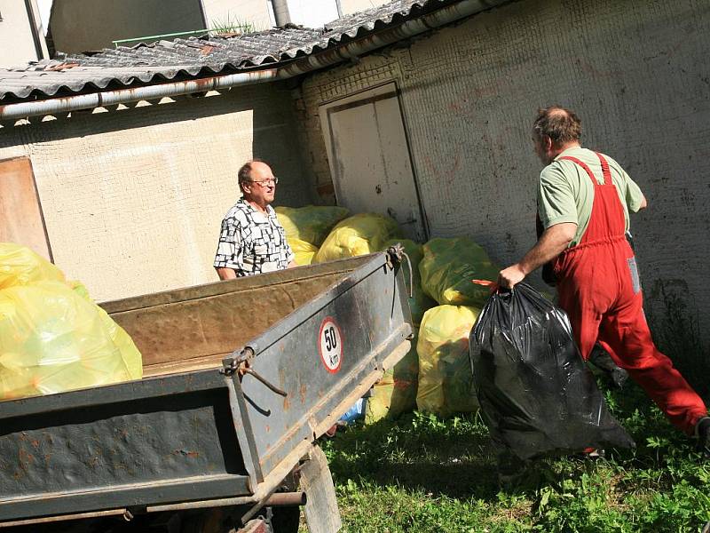 Ve Křtinách zkoušejí novou koncepci třídění odpadů. Kromě kontejnerů na plasty, sklo, papír mohou lidé plasty a krabice od nápojů dávat do pytlů, které ke konci měsíce nechá vedení městyse z jednotlivých domácností hromadně svést.