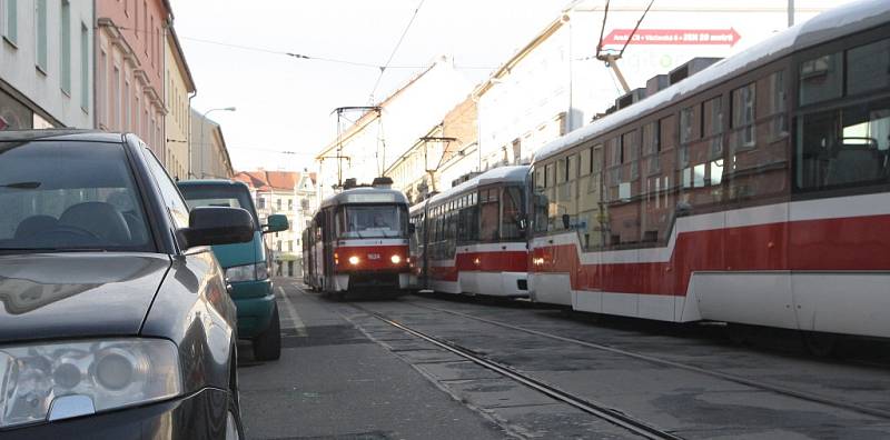  Brněnská ulice Václavská patří mezi jednu z těch, kde řidiči často špatně parkují. Brněnští strážníci prohřešky bedlivě sledují. Loni odhalili více než šestasedmdesát tisíc případů špatného parkování, což je o čtyři tisíce více než předloni. 