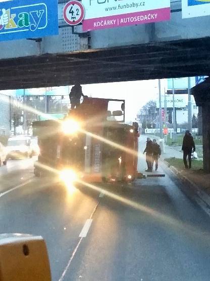 Převrácené nákladní auto blokující Hněvkovského ulici. Narazilo do mostní konstrukce.