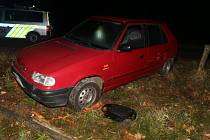 Úterní pronásledování recidivisty, při kterém naboural policejní auto, skončilo u golfového hřiště ve Slavkově u Brna. Se starším vozem tam řidič zapadl.