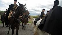 Nadšenci kolem spolku Acaballado si letos připomínají výročí konce Druhé světové války jízdou na koních v uniformách tehdejší armády Sovětského svazu.