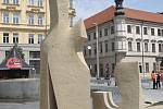 Mohutný pískový kvádr s vymodelovaným vnitřním schodištěm určila odborná porota za vítěze soutěže Golden sand festival. Autorem sochy je Slovák Martin Pokorný.