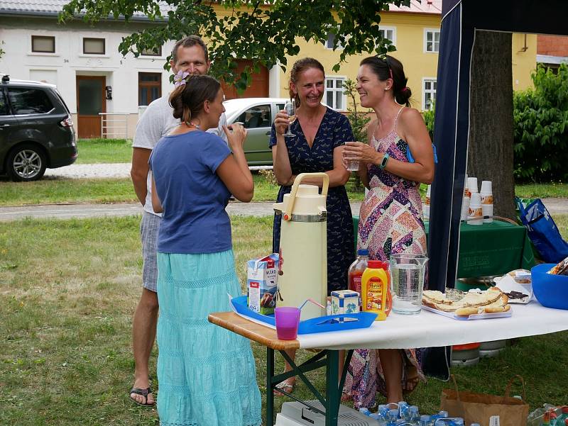 Akce Česko jde spolu na piknik vyzvala lidi z různých míst naší země, aby pořádali ve stejný čas piknik. Na snímku setkání ve Smržicích.