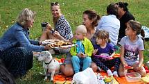 Akce Česko jde spolu na piknik vyzvala lidi z různých míst naší země, aby pořádali ve stejný čas piknik. Na snímku setkání v Teplicích roku 2019.