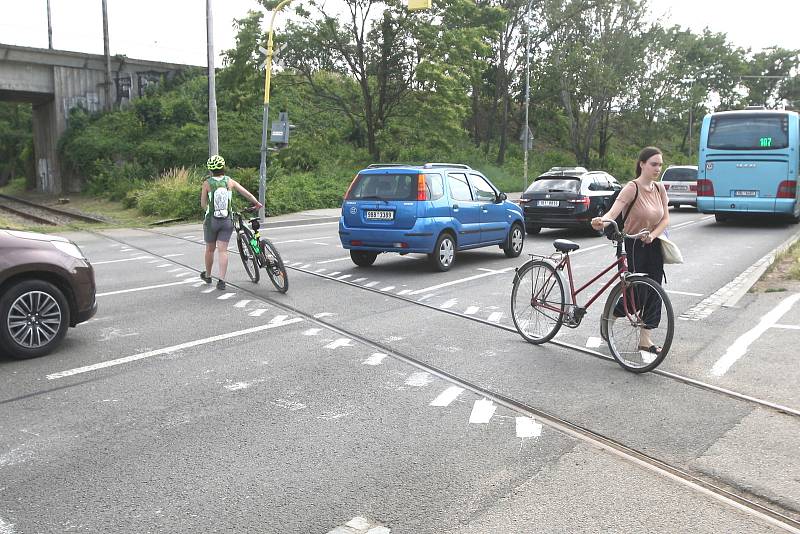 V Hladíkově ulici v Brně přibyl "ručně" namalovaný přechod pro cyklisty.