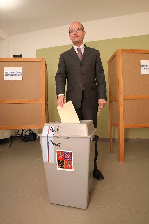Občanský demokrat Petr Fiala volil ve tři hodiny odpoledne v Brně. Ve stejný čas přišel do volební místnosti ve Slavkově u Brně na Vyškovsku předseda sociální demokracie Bohuslav Sobotka.