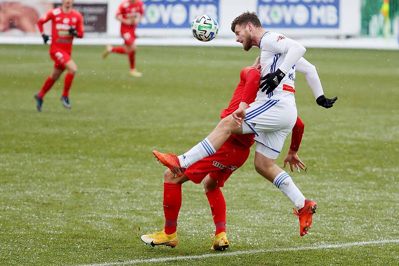 Fotbalisté Zbrojovky (v červeném) zahájili prvoligové jaro remízou v Mladé Boleslavi.