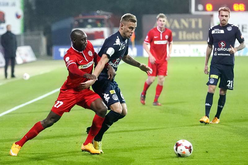 Zbrojovka (v červeném) prohrála se Slováckem 0:1.