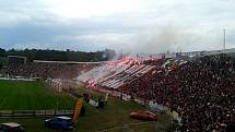 Švancarova rozlučka za Lužánkami přilákala tisíce lidí. Věří či doufají, že se podaří slavný stadion oživit i pro další zápasy.