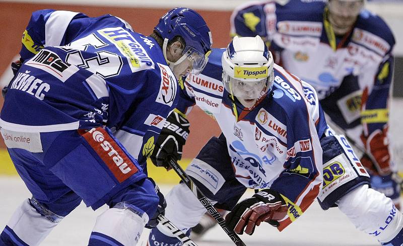 Hokejové utkání Tipsport extraligy v ledním hokeji mezi HC ČSOB Pojišťovna Pardubice (v bílém) a HC Kometa Brno (v modrém) v pardubické ČEZ Areně.