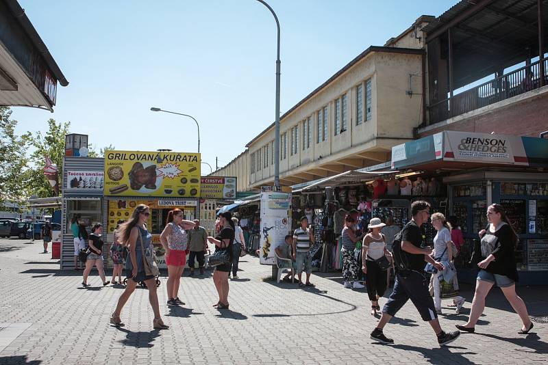 Trhovci postupně opouštějí prostor mezi podchodem pod brněnským hlavním nádražím a obchodním domem Tesco.