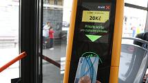 Zaplatit jízdné v autobusu brněnského dopravního podniku bez hledání drobných? Od úterý 9. června je to možné ve všech autobusech linky 76.