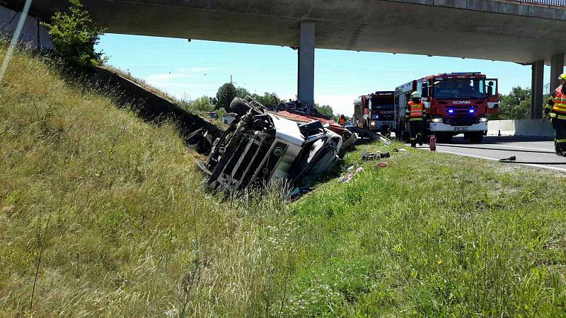 Nehoda kamionu na D52 za sjezdem na Pohořelice směr Brno komplikuje dopravu.