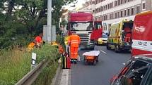 Vážnou nehodou skončila pondělní ranní cesta mladého motorkáře. Před šestou hodinou narazil v brněnské ulici Poříčí do svodidel.