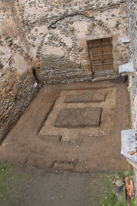 Archeologové při výzkumu ve vstupním prostoru kláštera Rosa Coeli odkryli podlahy kostela a stavební úrovně ze 14. století a také čtveřici hrobů.