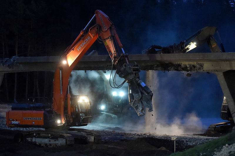 Brno 18.4.2020 - demolice mostu na dálnici D1
