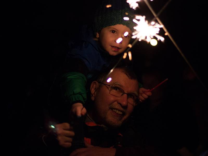 Desítky rodičů s dětmi se přišly podívat na silvestrovský ohňostroj.