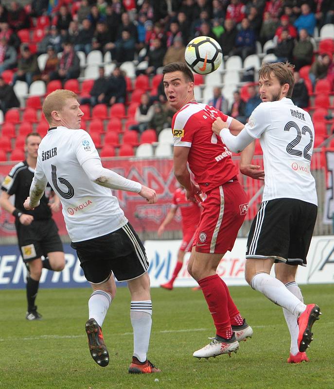 Fotbalisté Zbrojovky Brno (v červeném) uhráli s Karvinou jen bezbrankovou remízu.