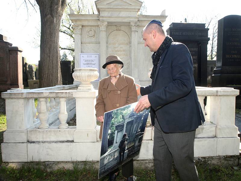 Odhalení zrekonstruované hrobky rodiny Stiassni na židovském hřbitově v Brně Židenicích.