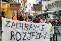 Necelých padesát lidí v úterý odpoledne dorazilo na Malinovského náměstí v Brně, aby tam projevili svůj nesouhlas s možným plánovaným zdražováním jízd v nočních autobusech.