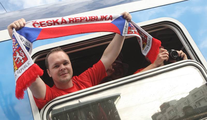 Vlak odveze české fanoušky až do Varšavy, kde se dnes český fotbalový tým utká s Portugalském.