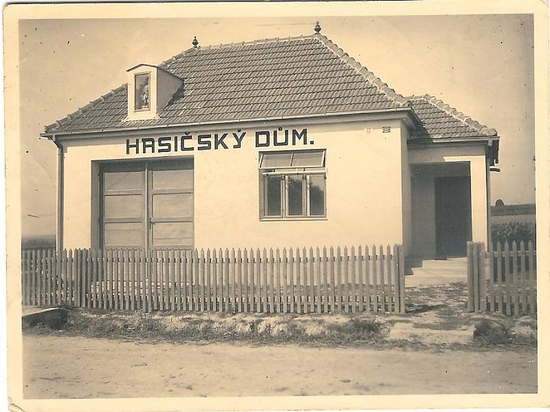 Hasičský dům v Lesním Hlubokém.