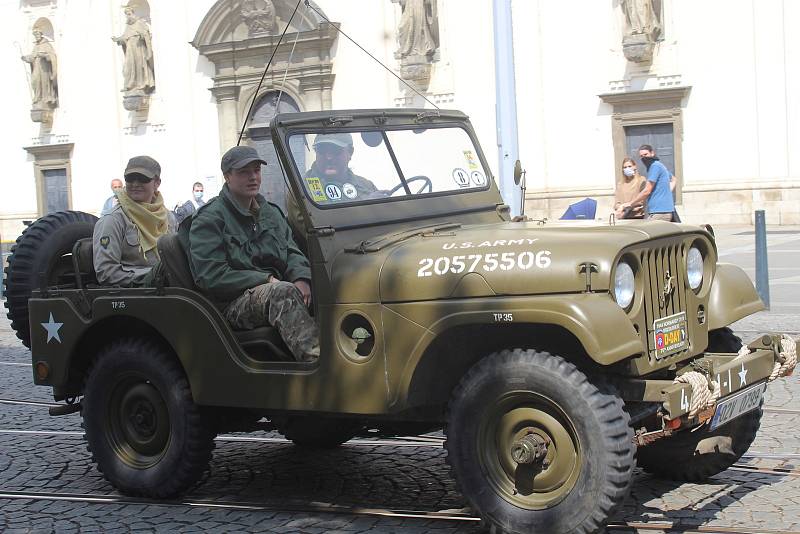 Kolona šestadvaceti historických vozů z brněnského technického muzea dvě hodiny kroužila v sobotu odpoledne centrem města při akci nazvané Muzeum v pohybu.