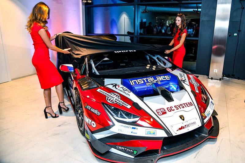 Dámy a pánové, seznamte se. Toto je Lamborghini Huracan Super Trofeo EVO, nový vůz brněnské závodní stáje Mičánek Motorsport. Hlavní technické parametry: desetiválec s výkonem 620 koňských sil a rychlostí přes tři sta kilometrů v hodině.