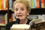 Česká rodačka Madeleine Albrightová, která byla americkou ministryní zahraničí, přijela do Brna. V knihkupectví podepisovala svou knihu Pražská zima.