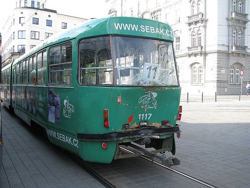 Odstavené havarované tramvaje v centru Brna.