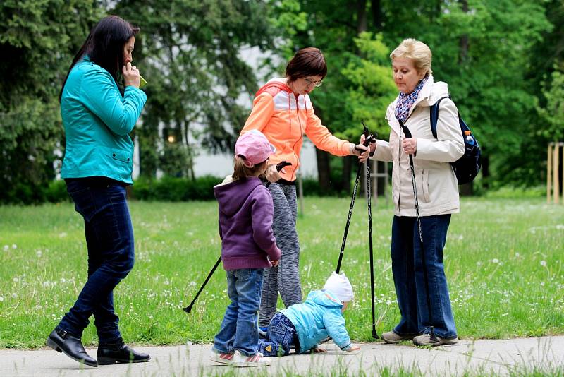 Instruktorka nordic walkingu Jaruška Morávková (v oranžovém) u Pavilonu Anthropos v brněnských Pisárkách. Brňané si tam vyzkoušeli chůzi s hůlkami. 