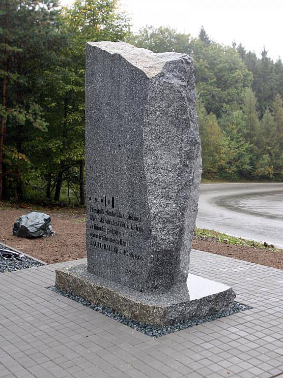 Kamenný památník připomíná tragédii z roku 1949, kdy se původní trati uskutečnil první a zároveň i poslední závod formule 1 v Československu.
