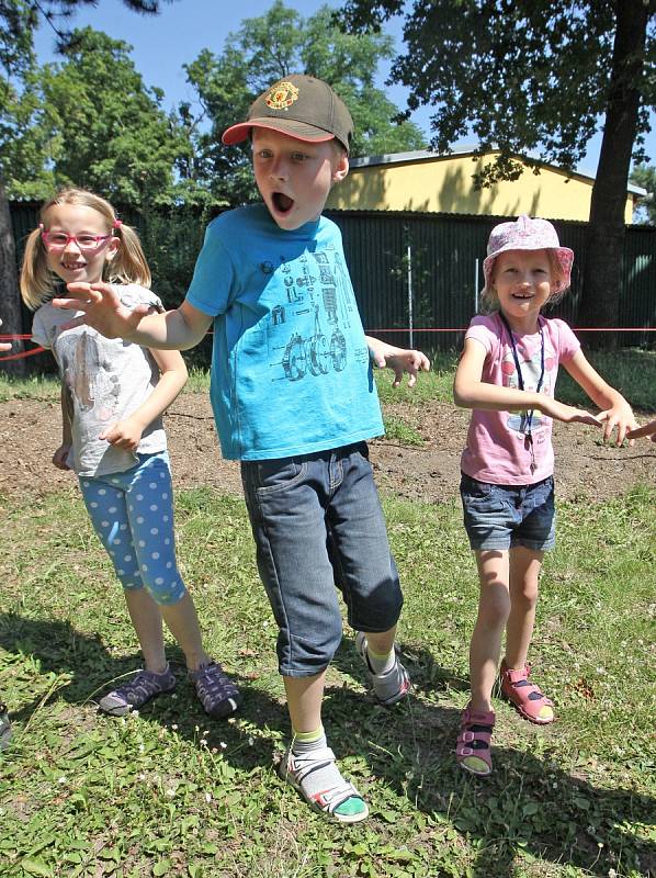 Zatímco některé děti vyrazily s rodiči k moři nebo k babičkám, jiné začátek prázdnin tráví na příměstských táborech.