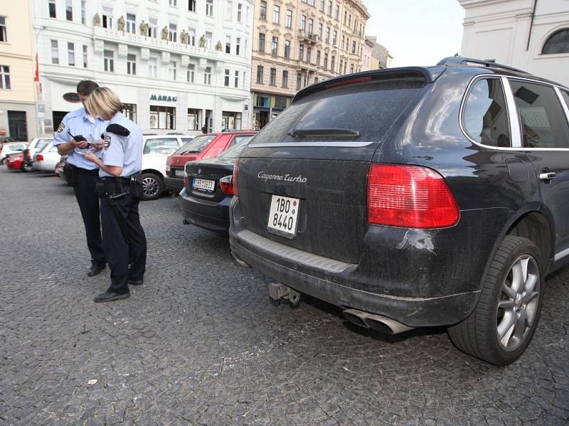 Řidiči jezdící pěší zónou v centru Brna jezdí rychleji než povolenou dvacítkou. Ukazují to výsledky letního měření strážníků.